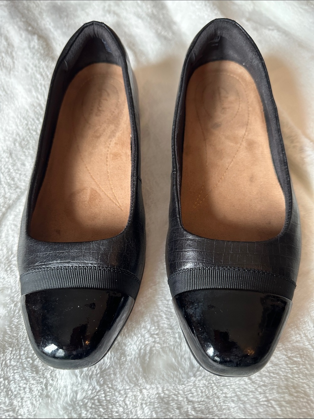 CLARKS Classic Minimalist Black Cap-Toe Women's Feminine Vegan Flats EUC Sz 7